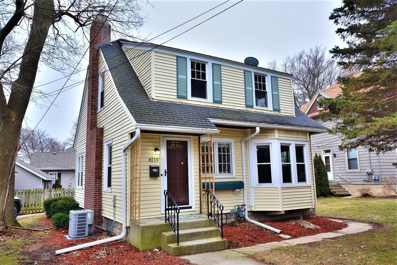 8119 Harwood Ave, Wauwatosa, WI 53213