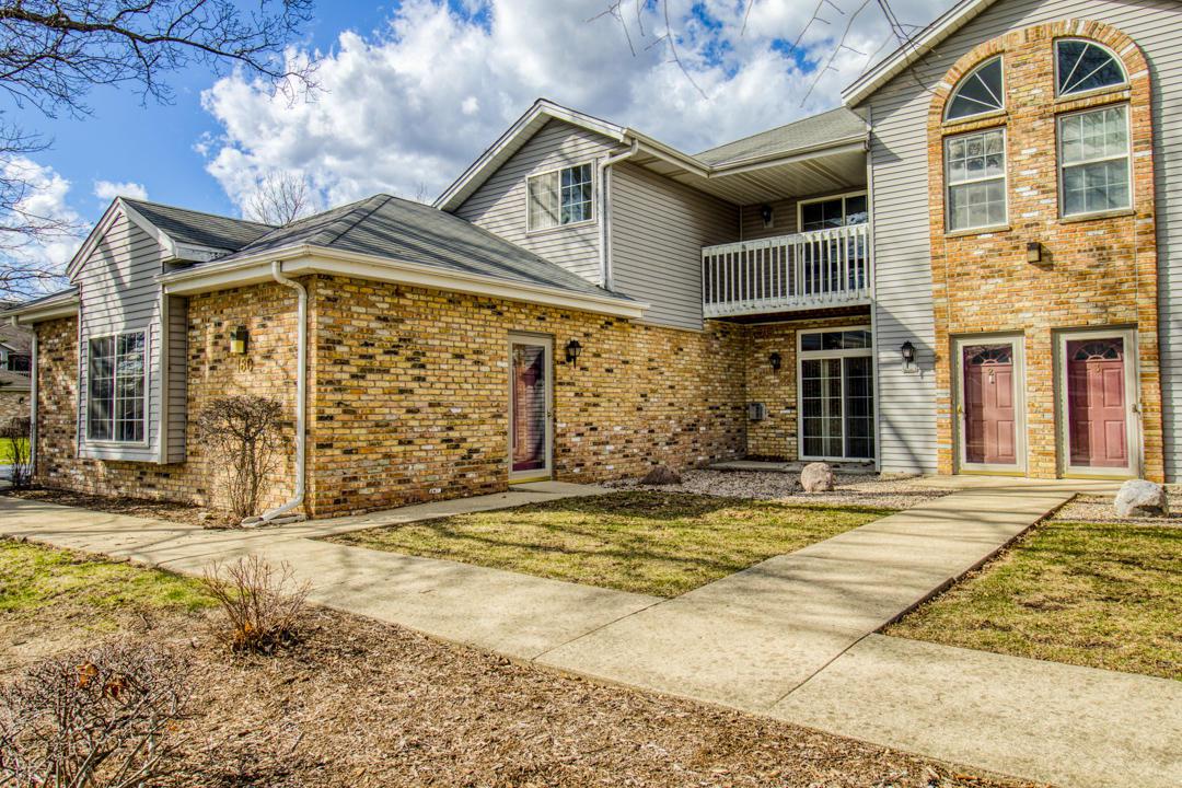 180 W Oak Leaf Dr. #6, Oak Creek, WI 53154