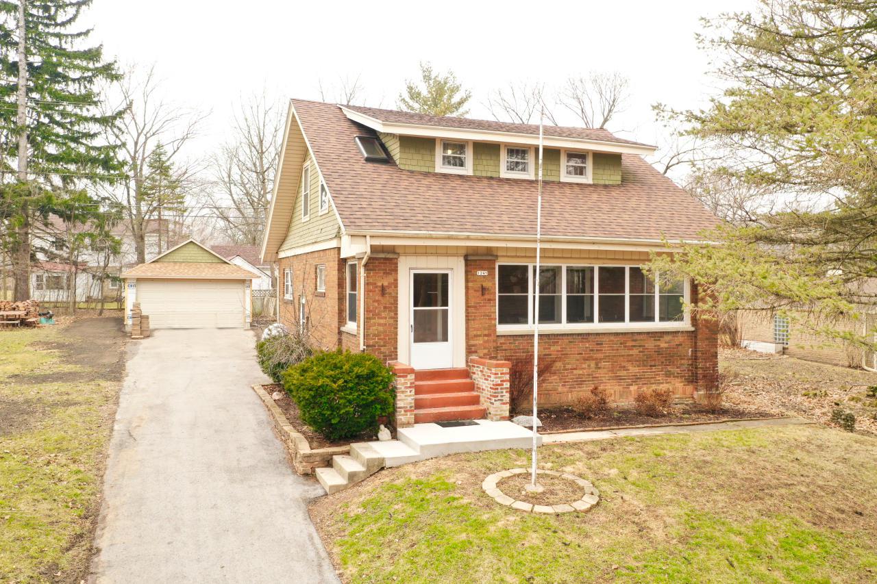 1249 N 120th St, Wauwatosa, WI 53226