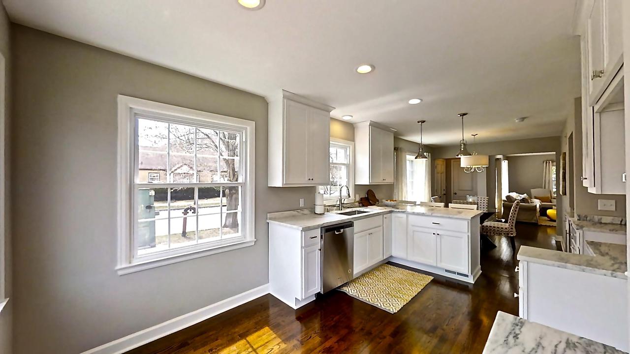 8528 W Meinecke Ave, Wauwatosa, WI 53226