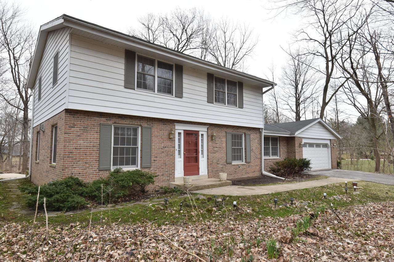 W2365404 S Maple Hill Ct., Waukesha, WI 53189