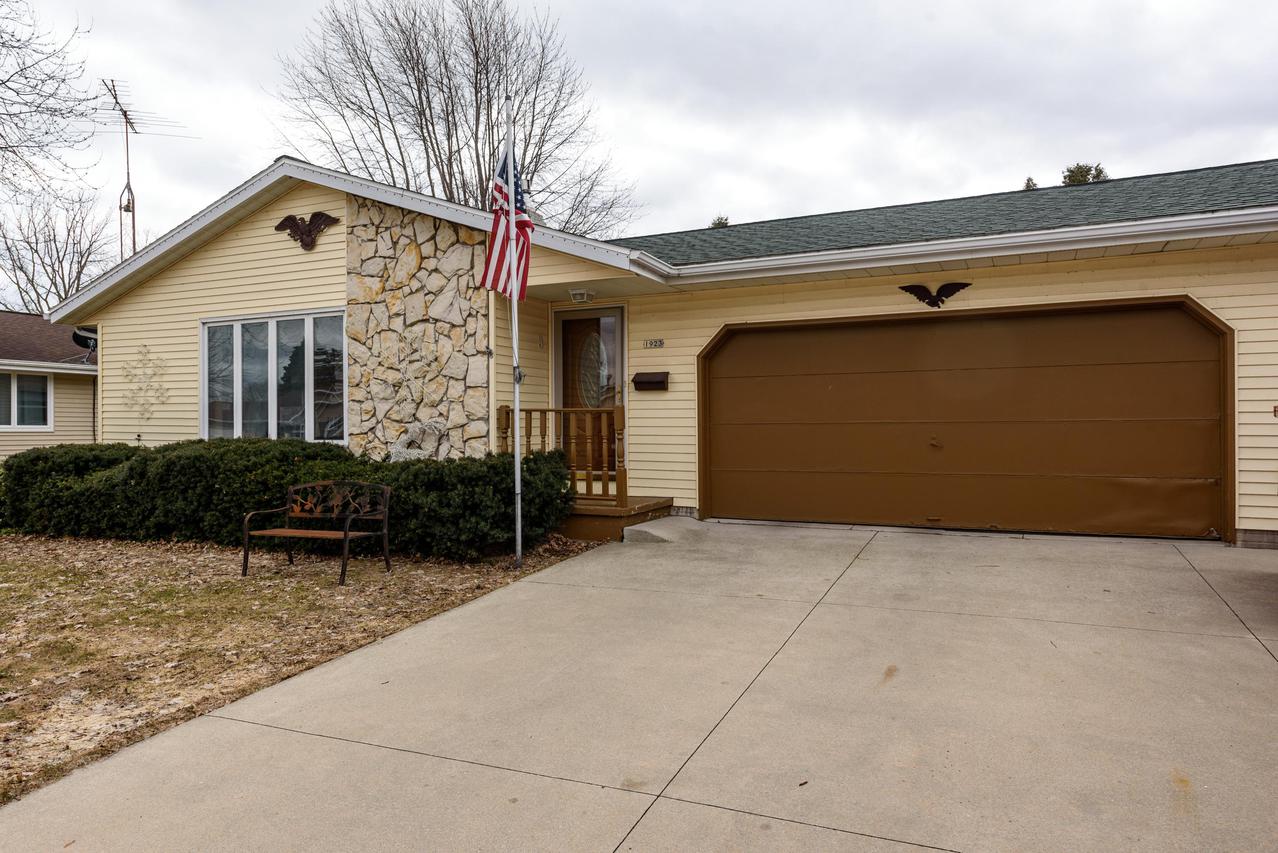 1923 Menasha Ave., Manitowoc, WI 54220
