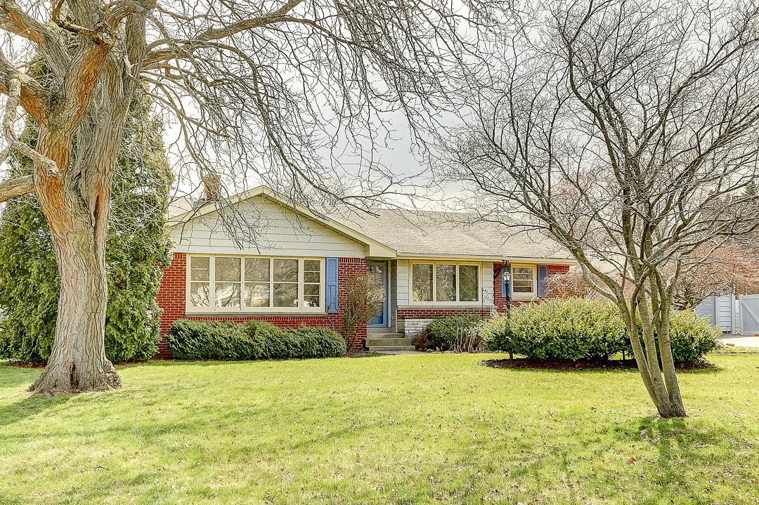 407 W Mall Rd, Glendale, WI 53217