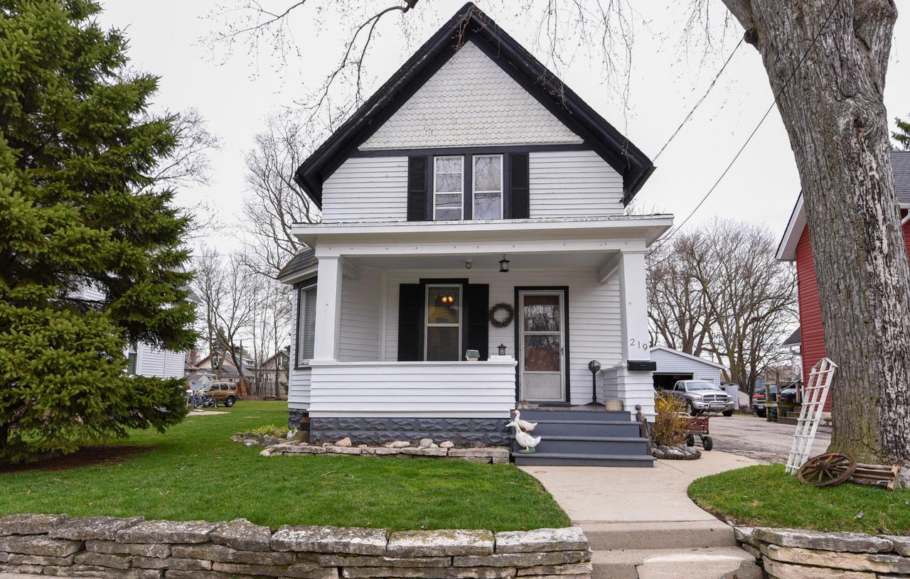 219 Waverly Pl., Waukesha, WI 53186