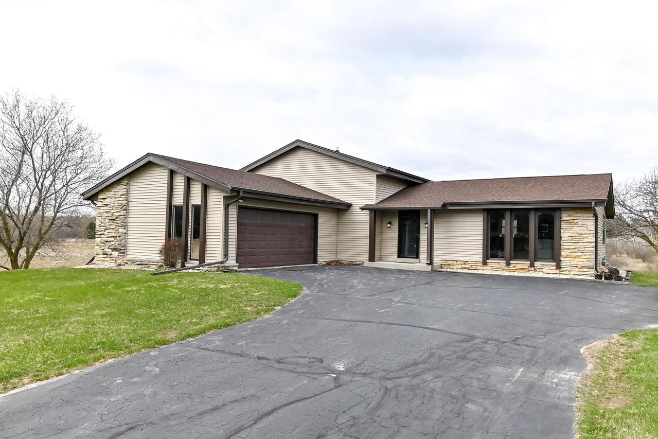 1960 Deerfield Dr, Saukville, WI 53080