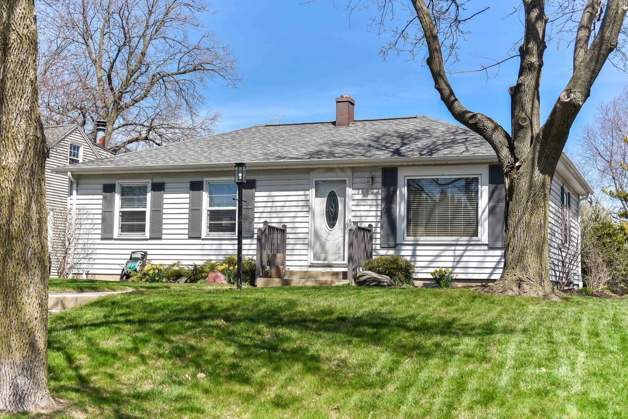 11402 W Wisconsin Ave, Wauwatosa, WI 53226