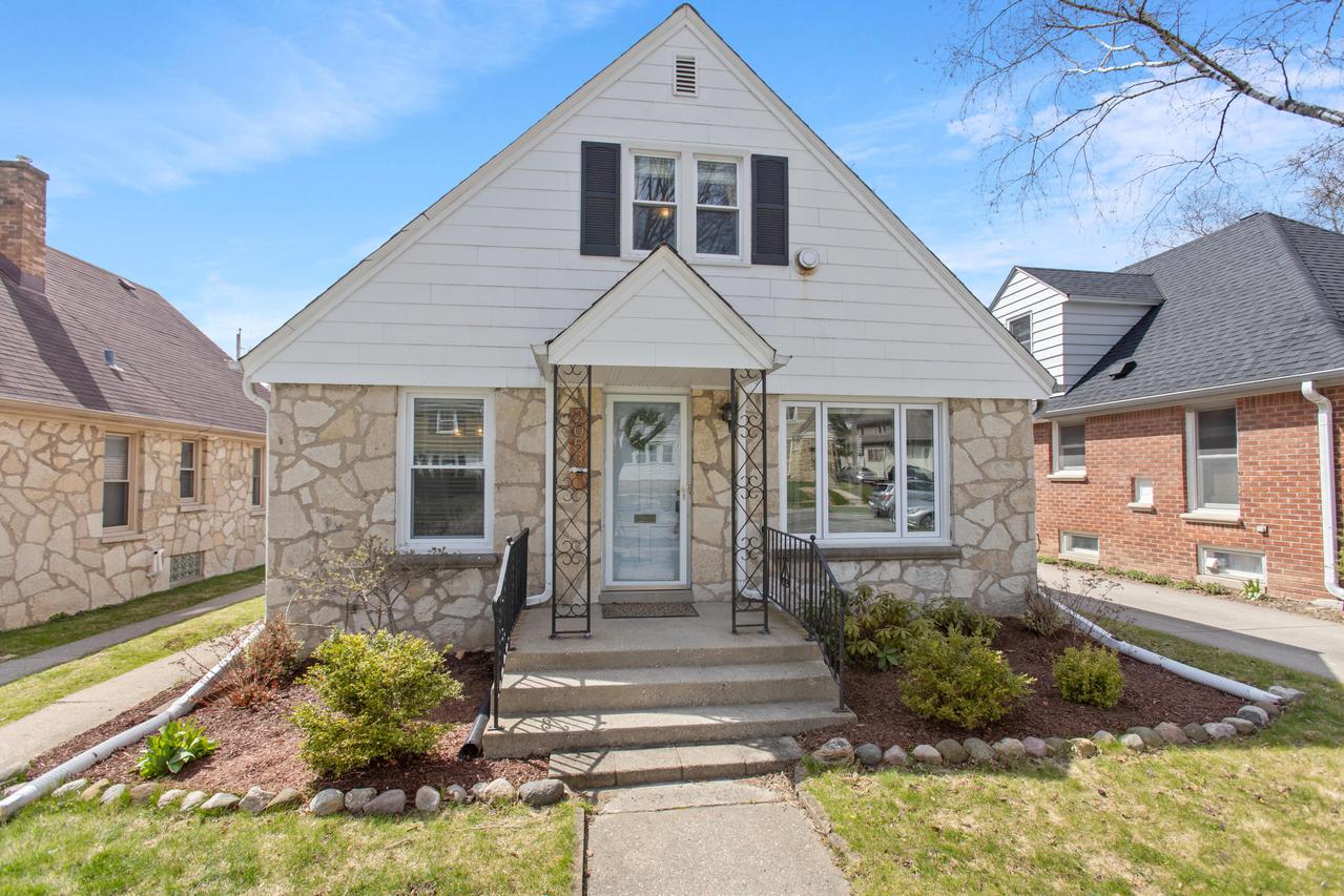 2053 N 85th St, Wauwatosa, WI 53226