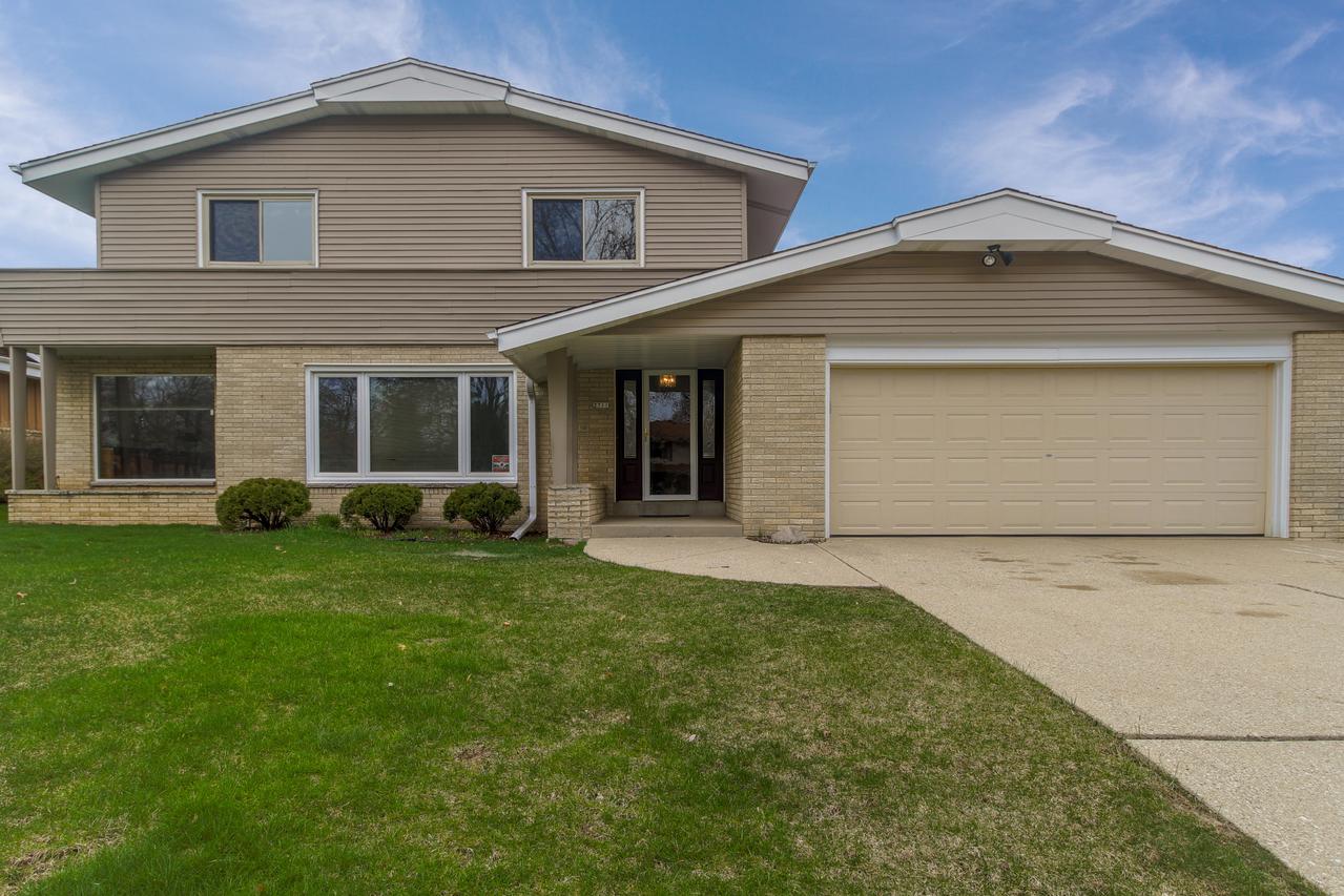 2711 N 118th St, Wauwatosa, WI 53222