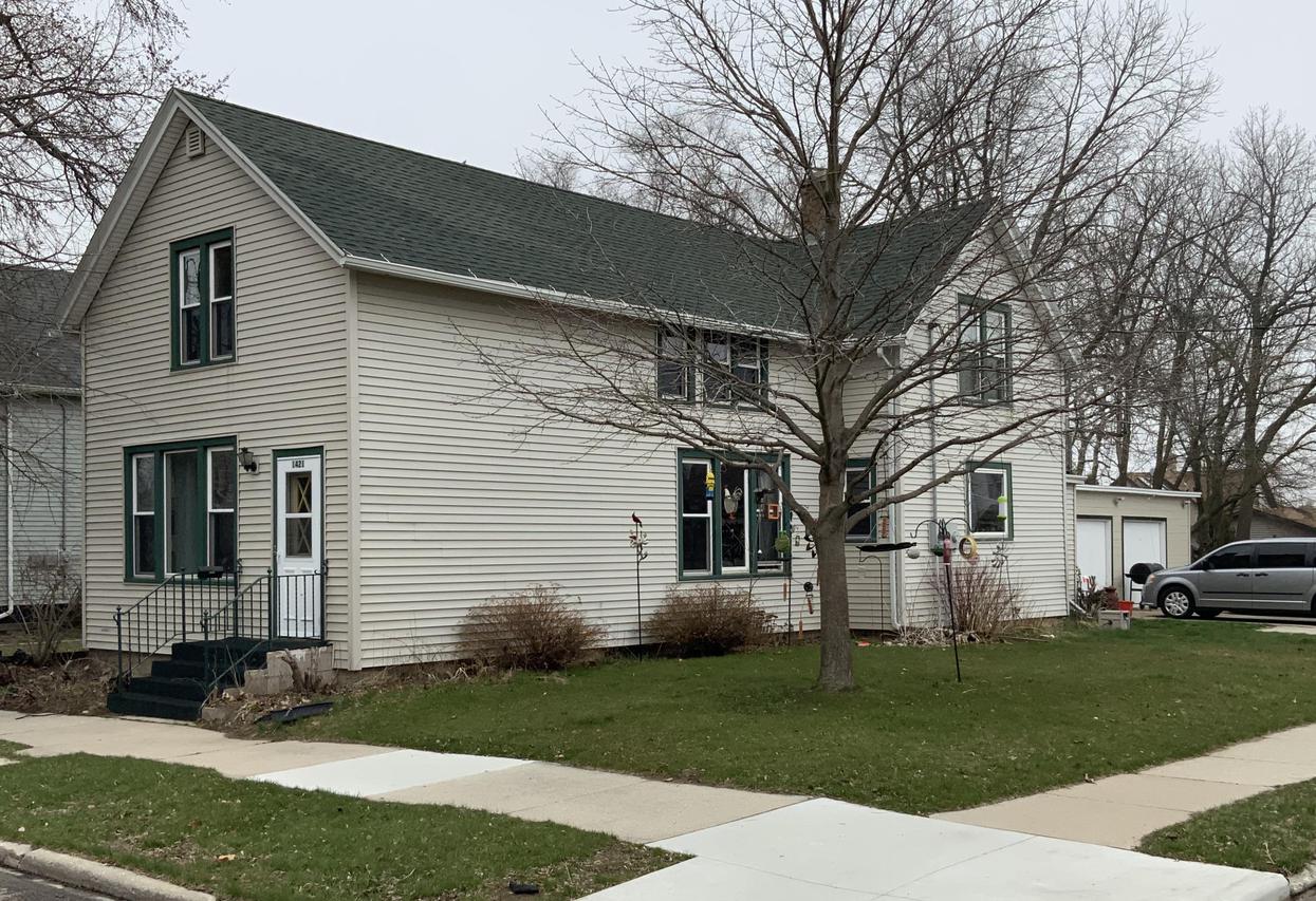 1421 S 13th St., Manitowoc, WI 54220