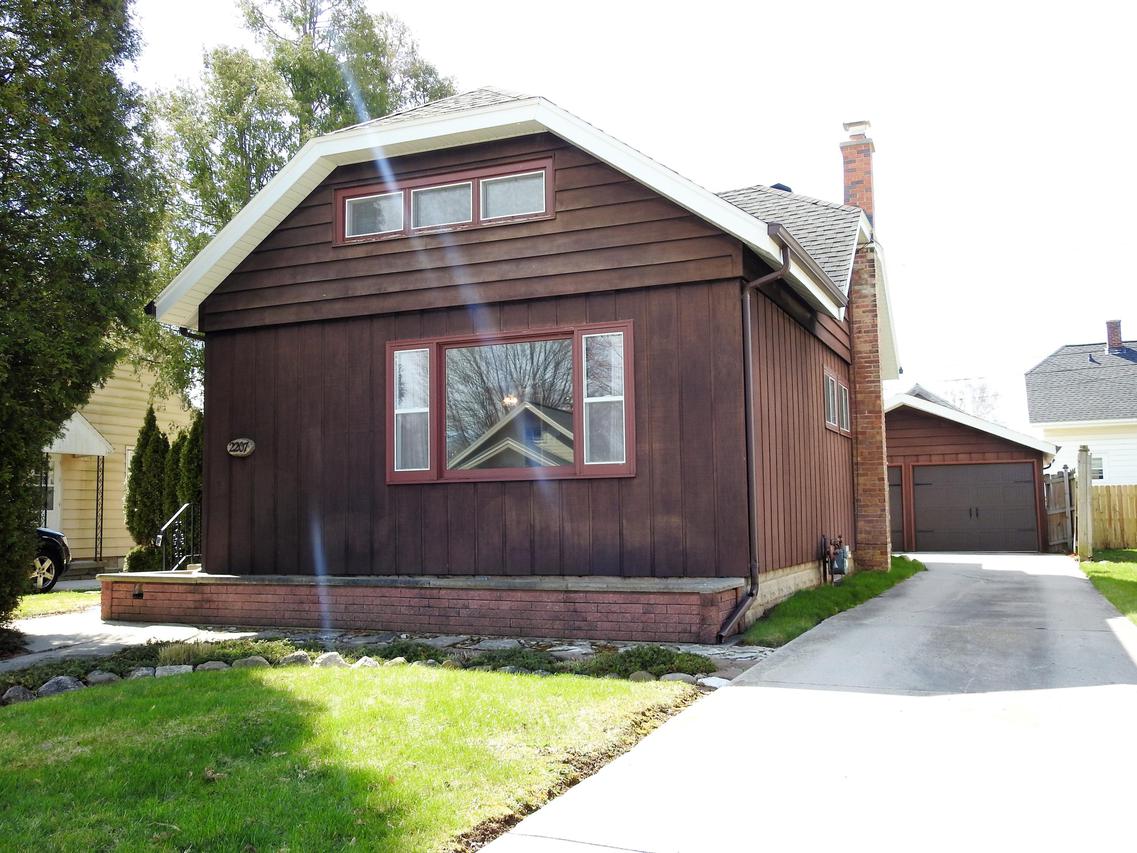 2207 La Follette Ave., Manitowoc, WI 54220