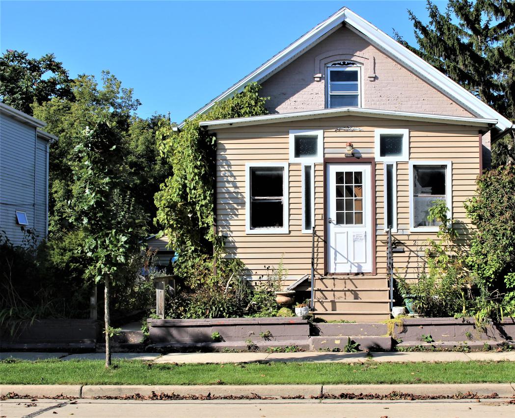 1724 Chatham St, Racine, WI 53402
