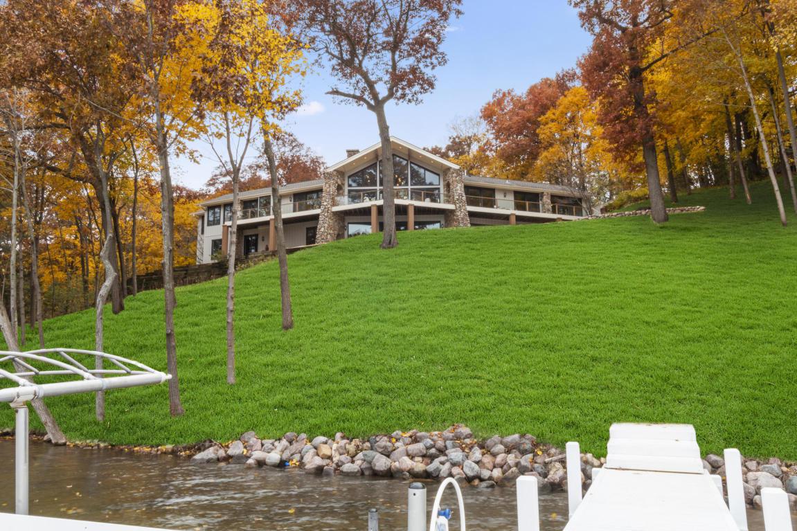 9198 N Oakwood Ln., Mukwonago, WI 53149