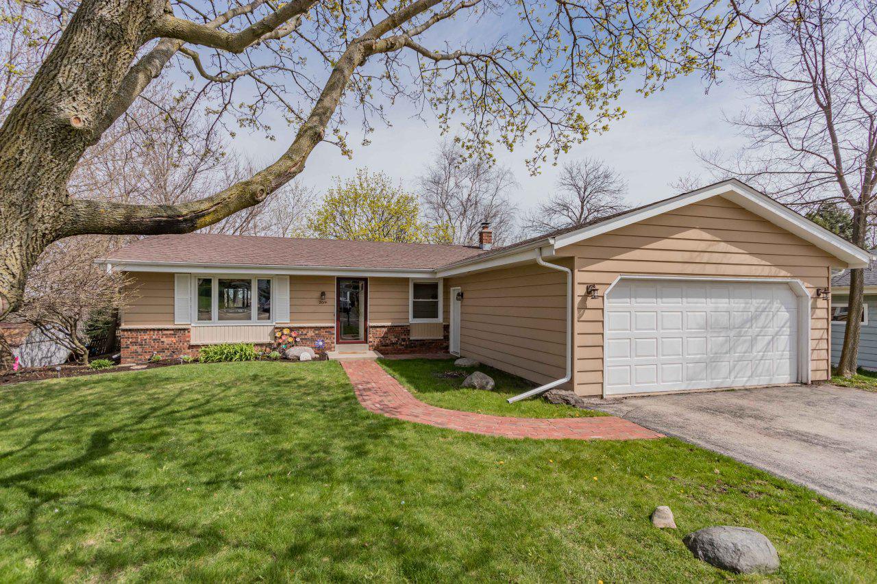 2014 Dixie Dr., Waukesha, WI 53189