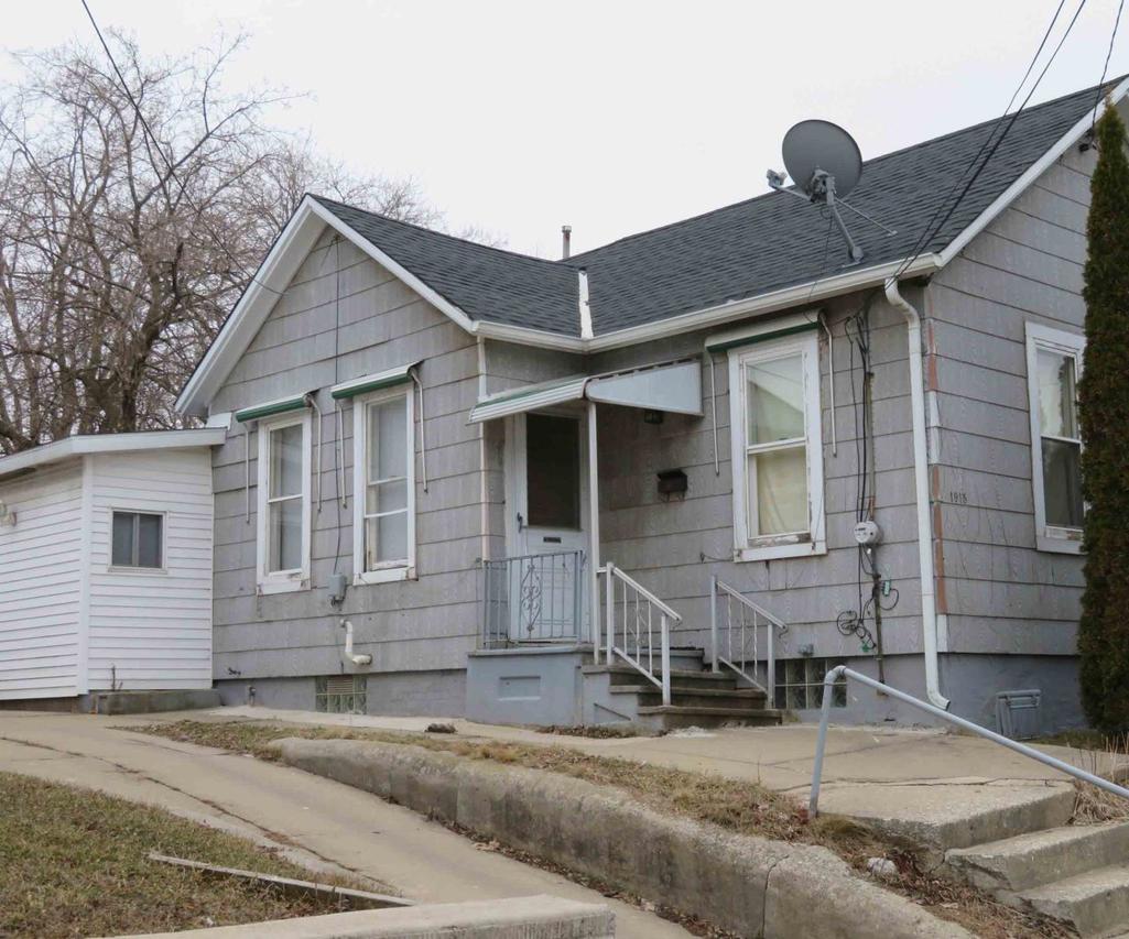 1915 Harriet St, Racine, WI 53404