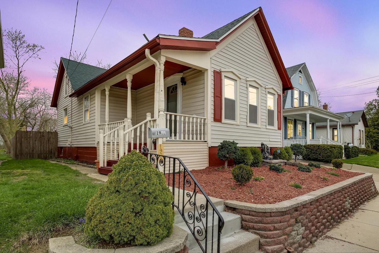 1922 Geneva St, Racine, WI 53402