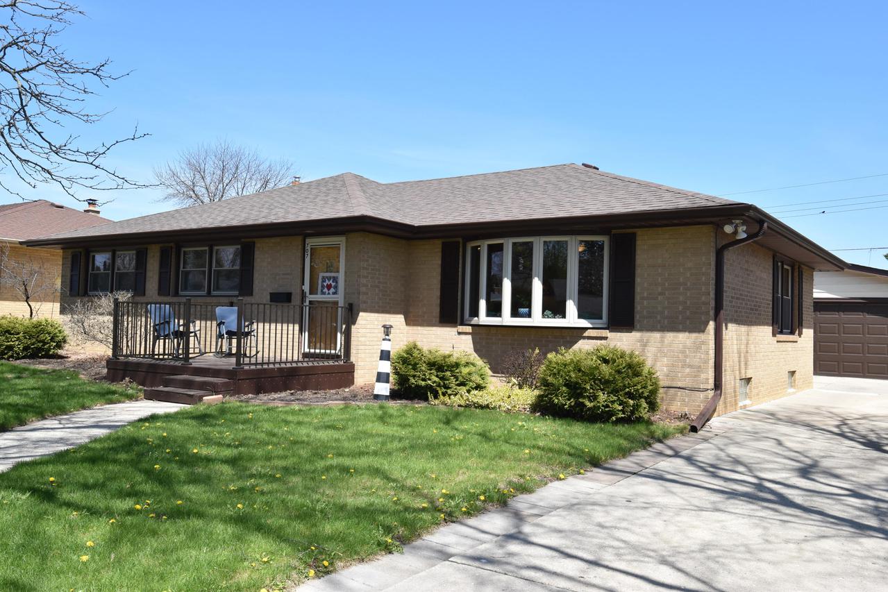 707 Echo Ln, Racine, WI 53406