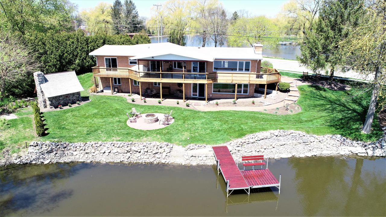 907 E Division St, Watertown, WI 53094