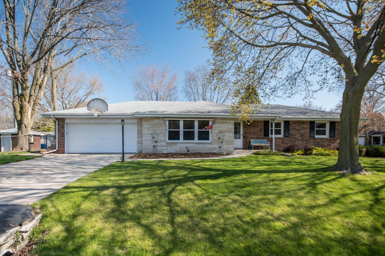 410 Hialeah Dr, Caledonia, WI 53402