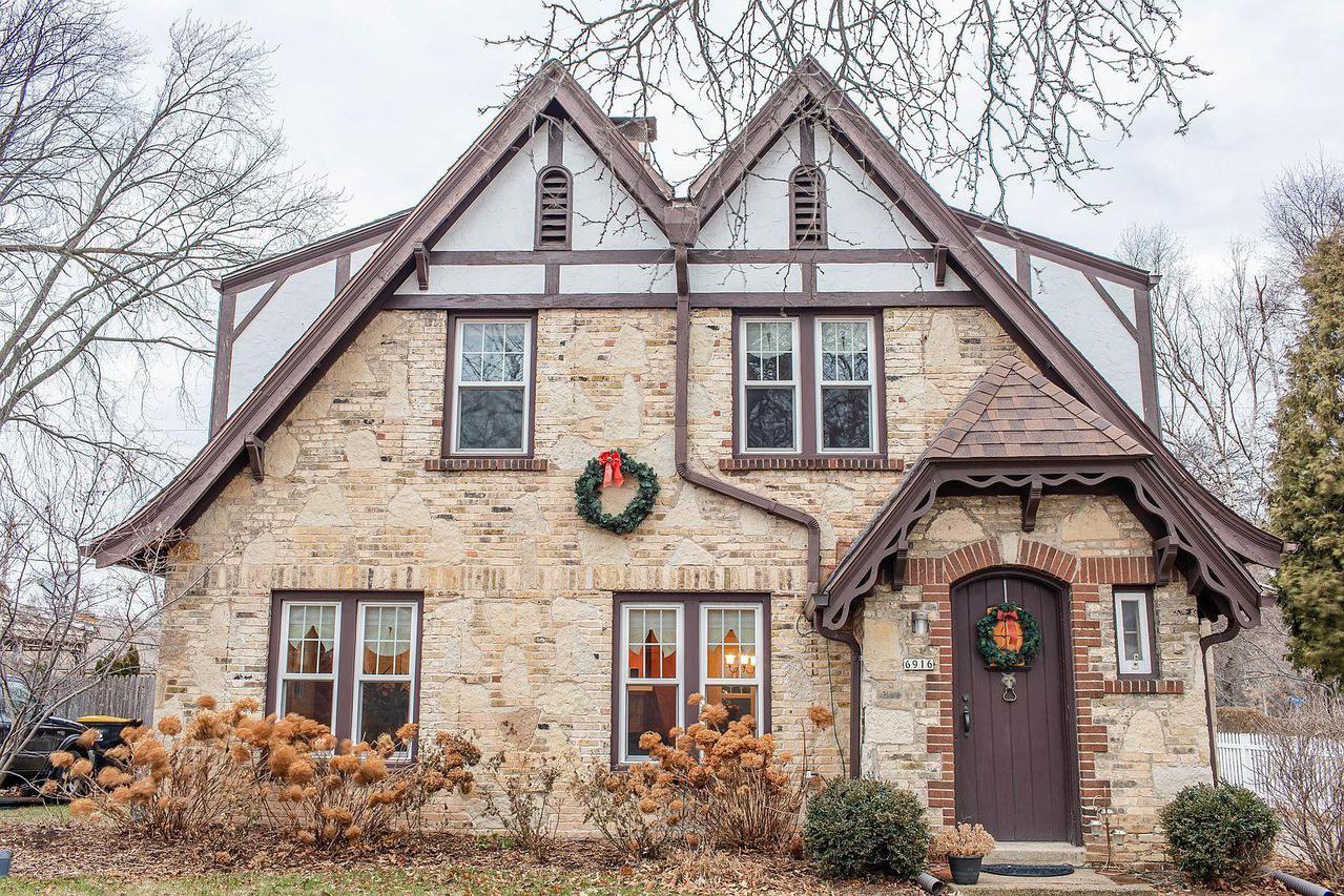 6916 W Bluemound Rd, Wauwatosa, WI 53213