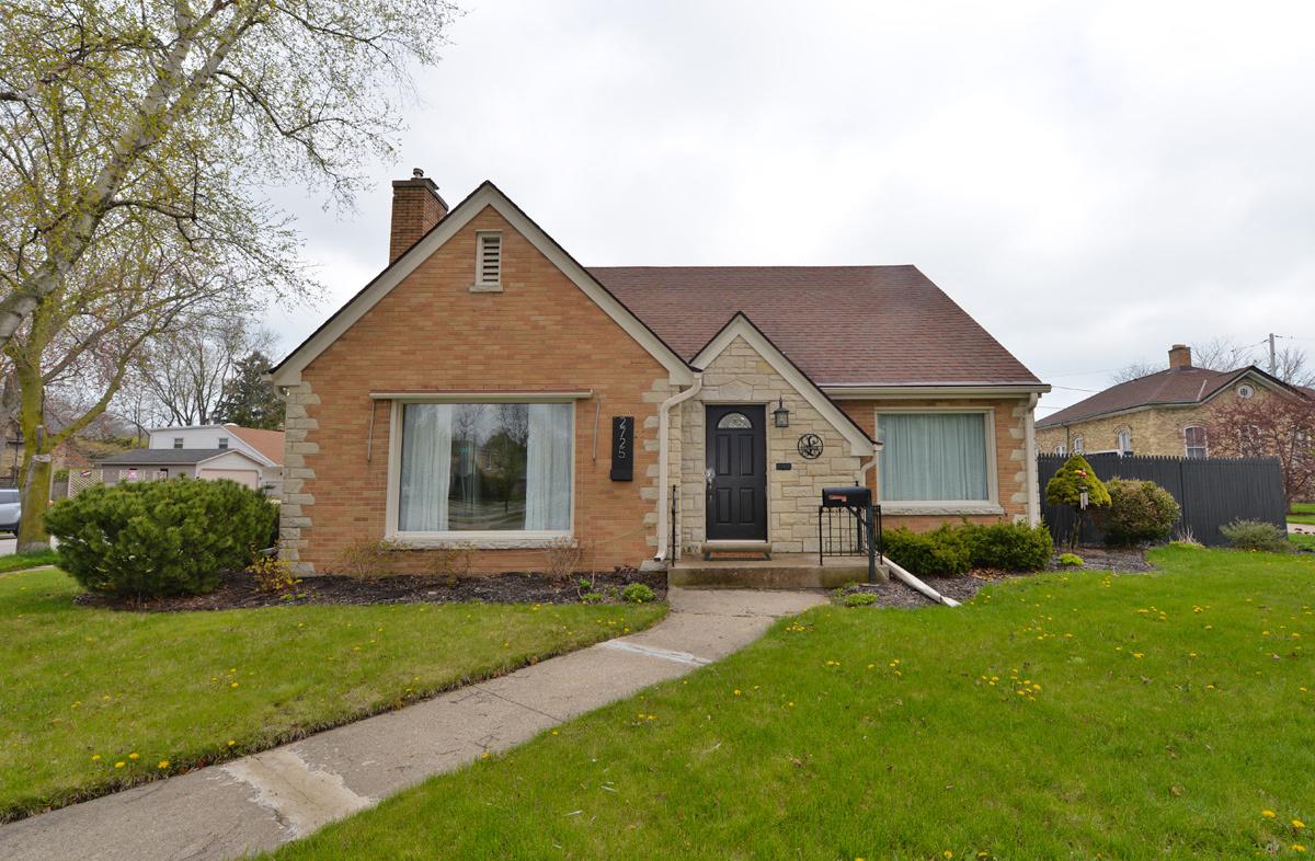 2725 N Main St, Racine, WI 53402
