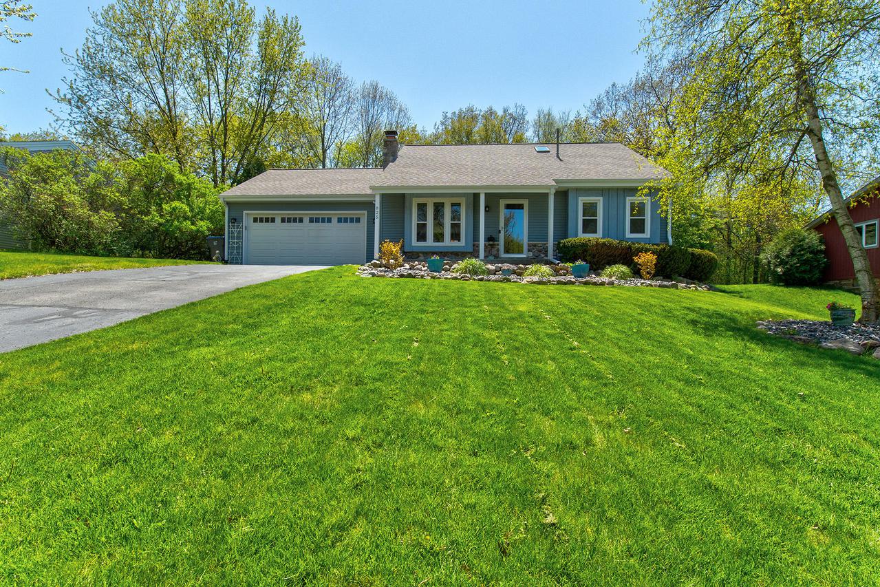 825 Crescent Ln., Hartland, WI 53029