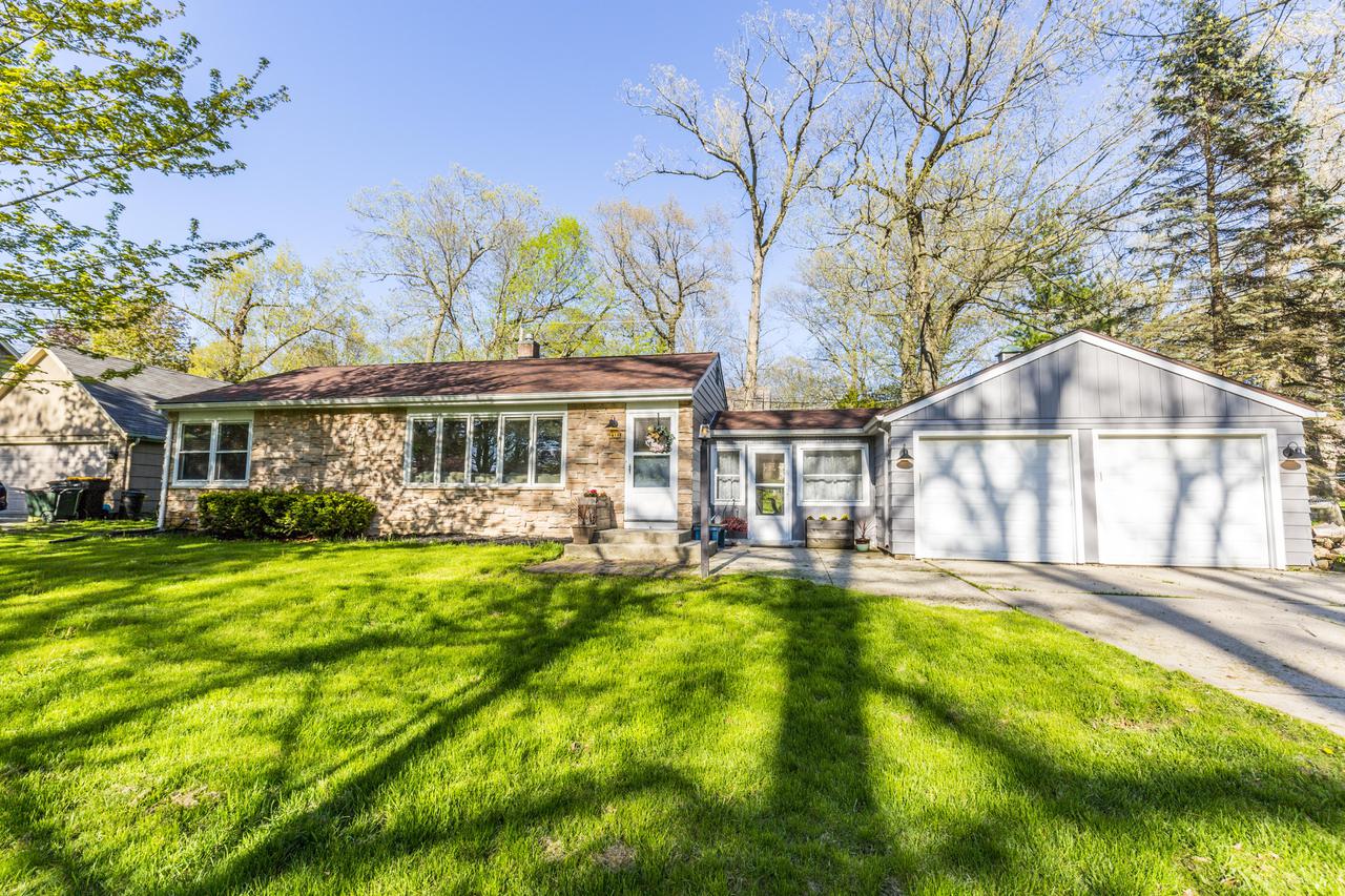 1418 N 123rd St, Wauwatosa, WI 53226