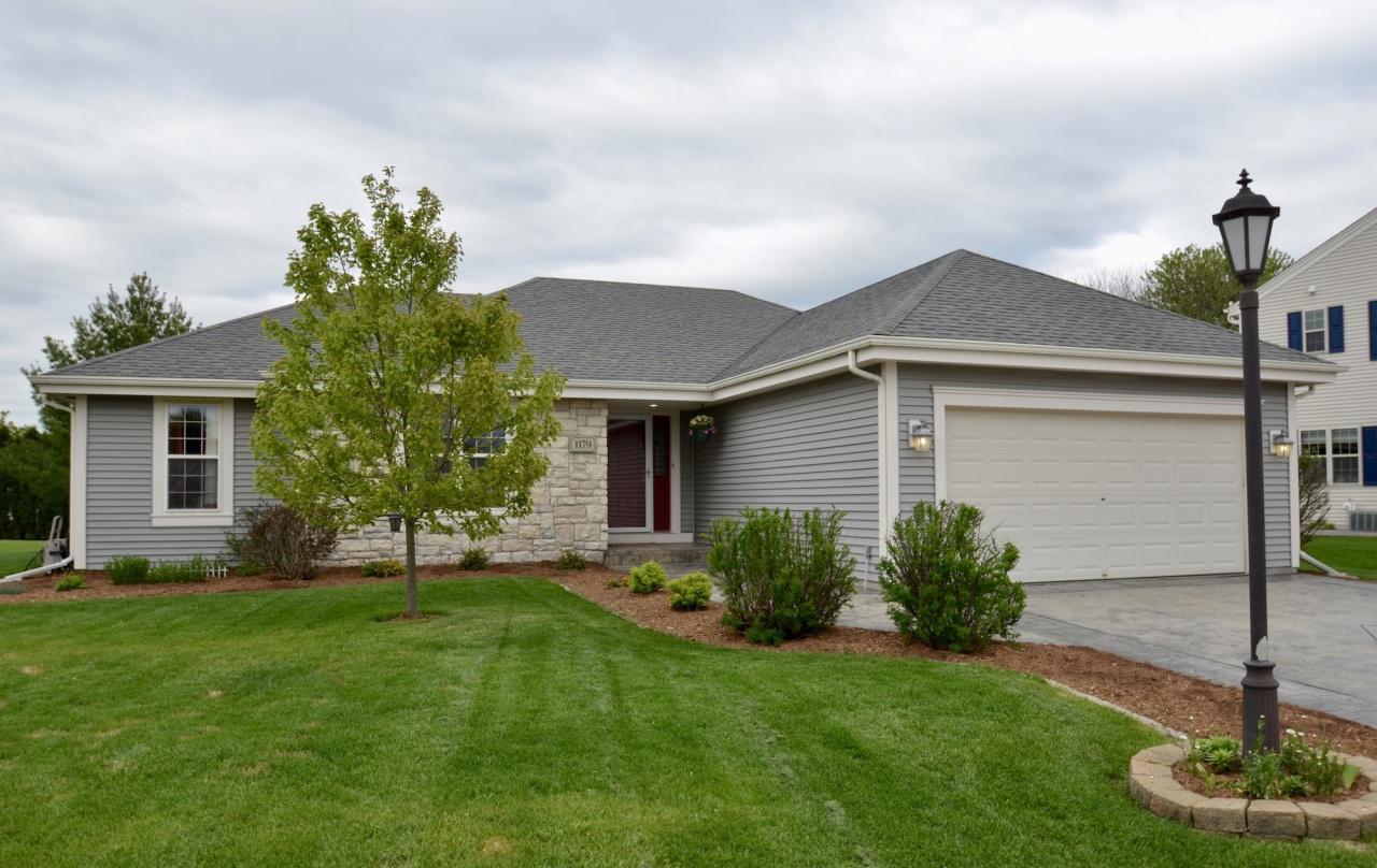 1179 Mockingbird Dr, Oconomowoc, WI 53066