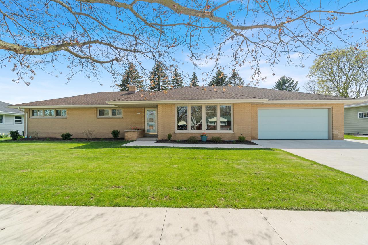1625 Orchard Dr., Manitowoc, WI 54220