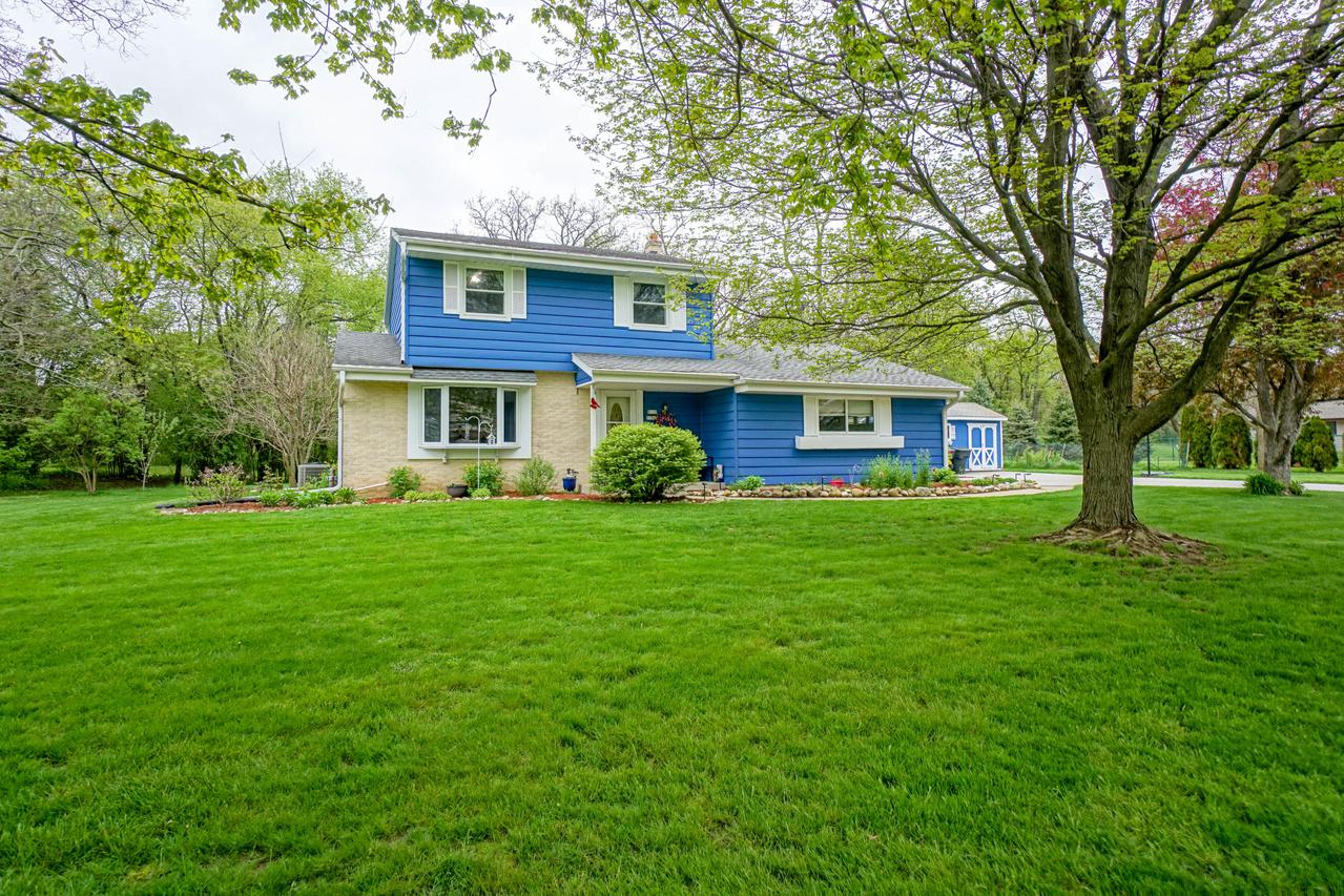W317S7765 Lakecrest Dr, Mukwonago, WI 53149