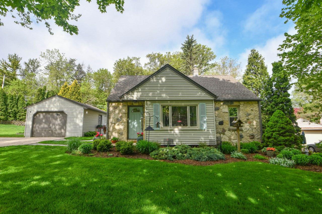 985 Parkway Dr, Brookfield, WI 53005