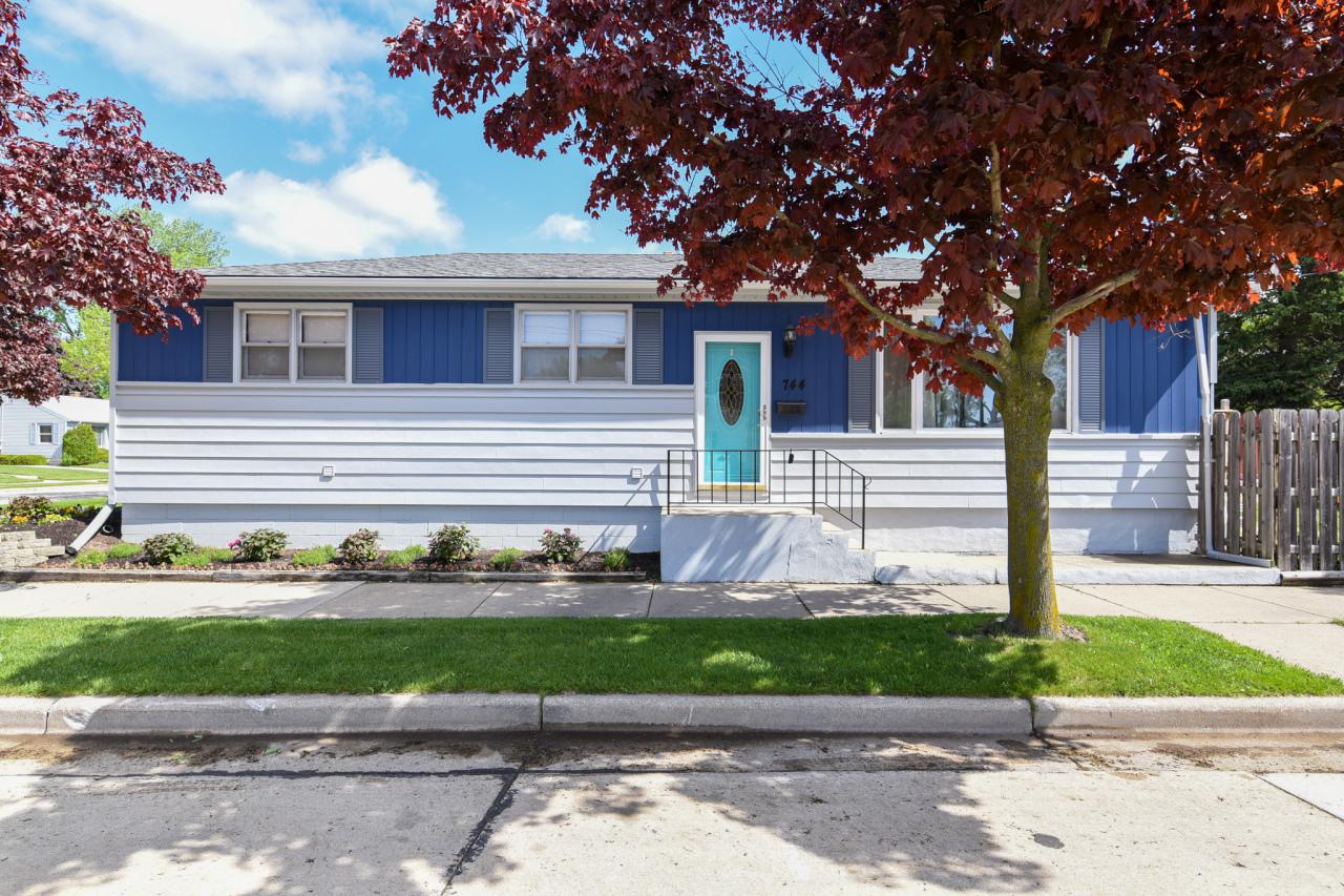 744 Shoreland Dr, Racine, WI 53402