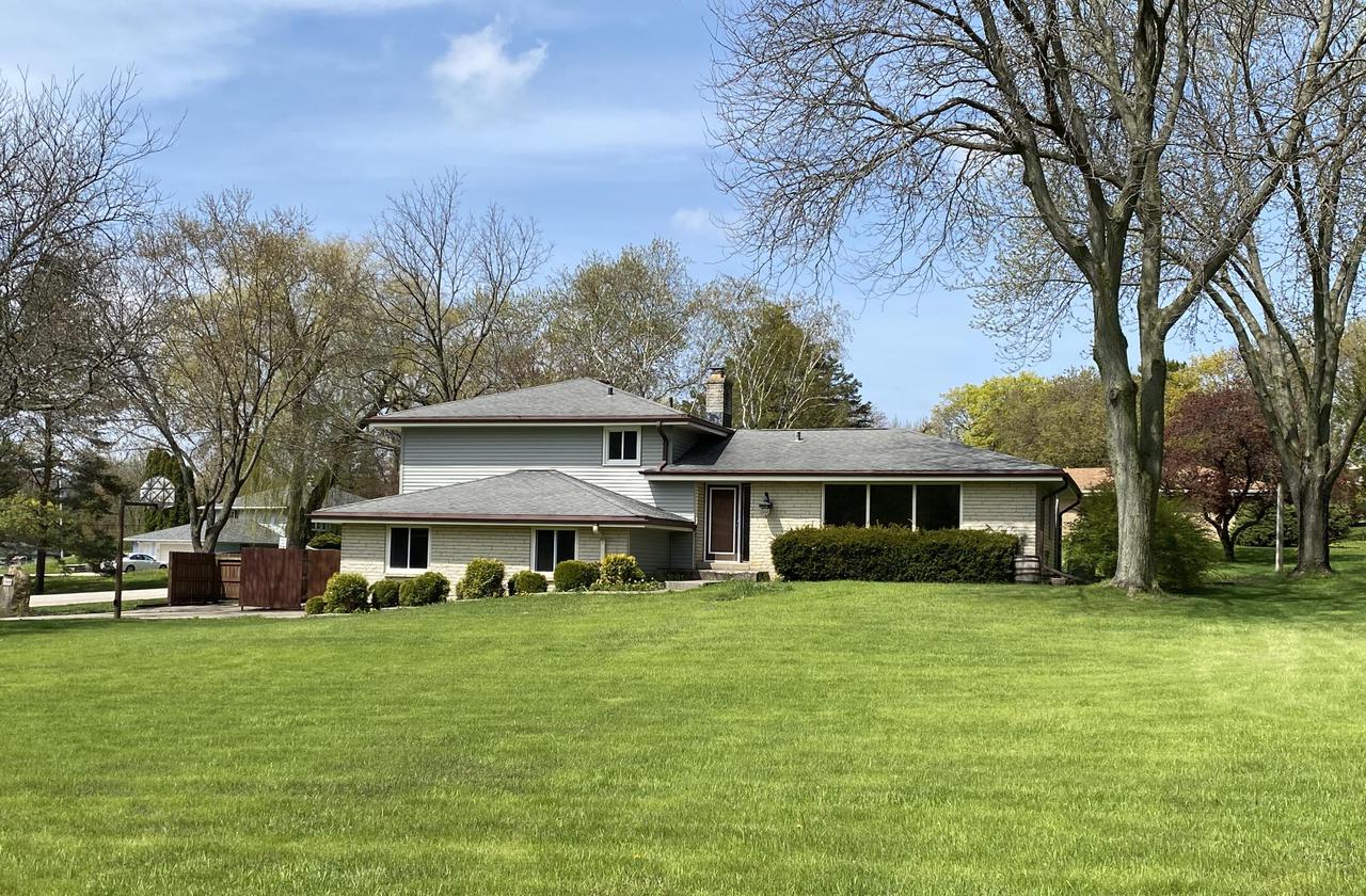 18040 W Crab Tree Ln., Waukesha, WI 53146