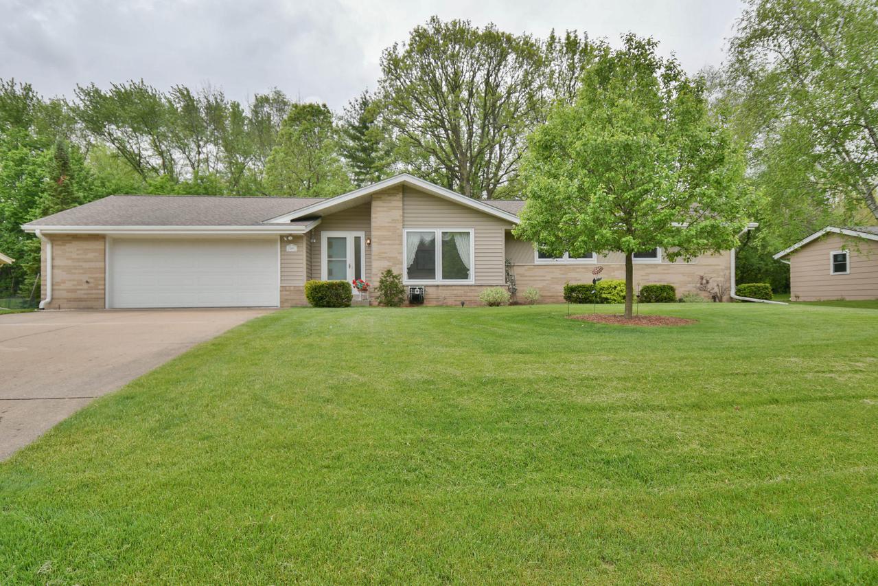 13605 W Old Oak Ln, New Berlin, WI 53151