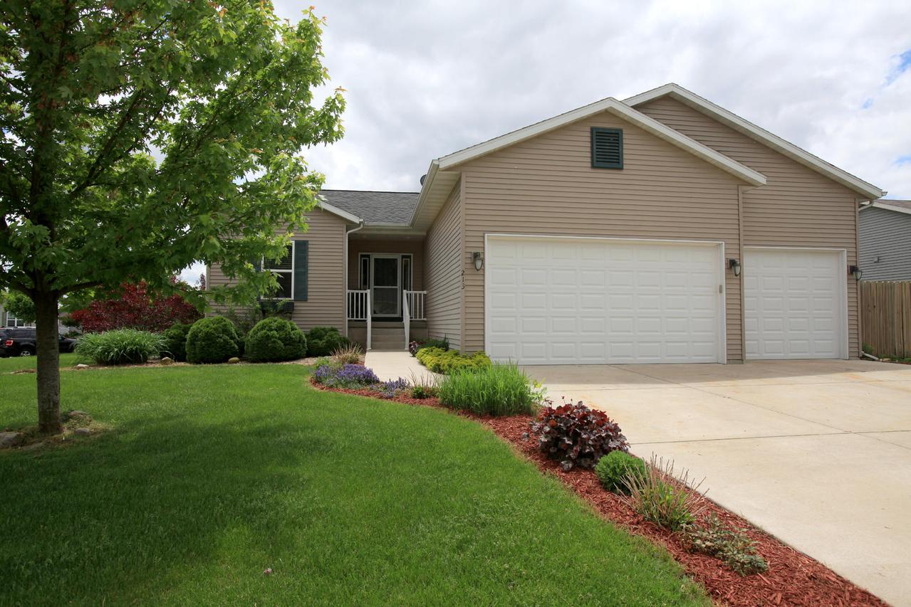 213 Woodland Preserve, Johnson Creek, WI 53038