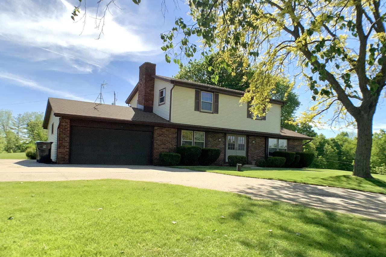S76W24955 Highland Ct., Waukesha, WI 53189