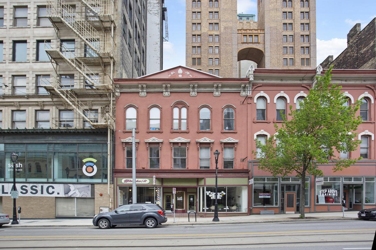 715 N Milwaukee St #302, Milwaukee, WI 53202