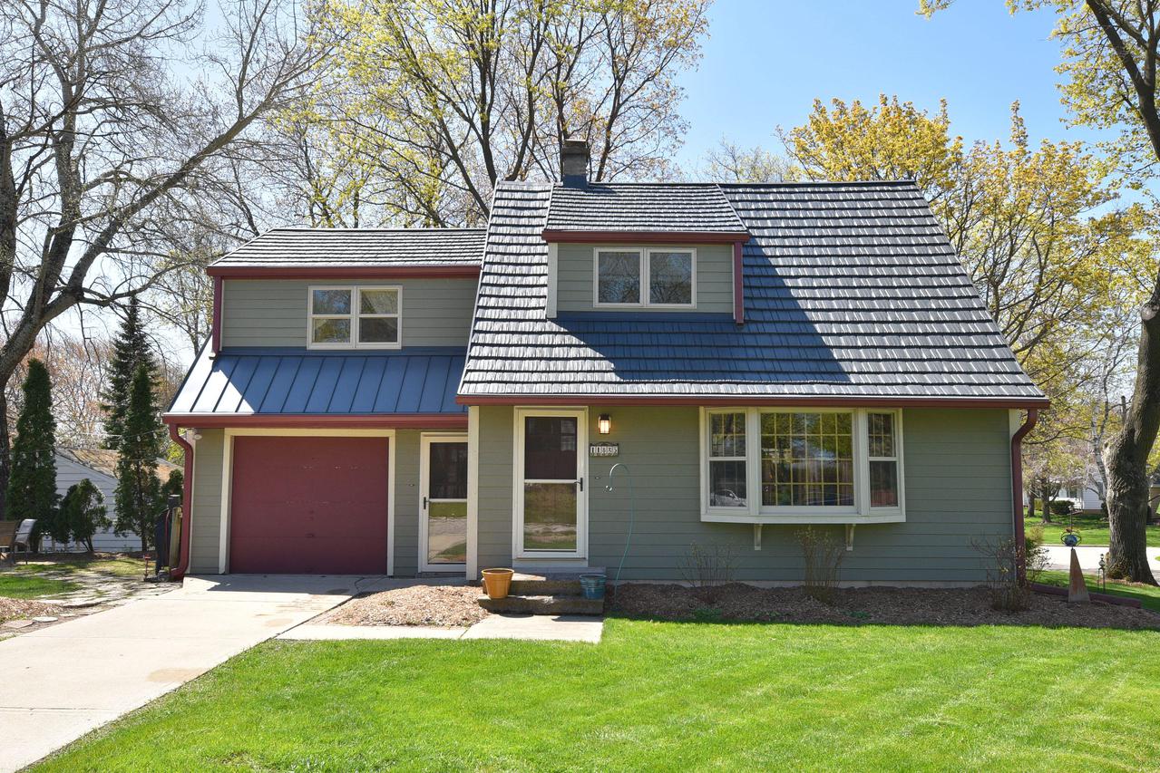 11825 W Garfield Ave, Wauwatosa, WI 53226