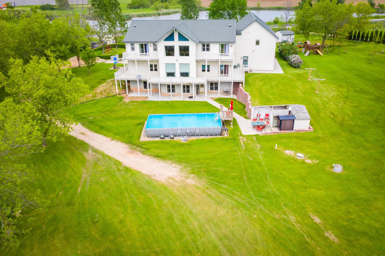 1625 Meadowlark Rd., Saukville, WI 53021