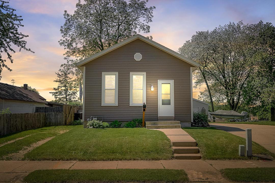 647 E Anderson, Oconomowoc, WI 53066
