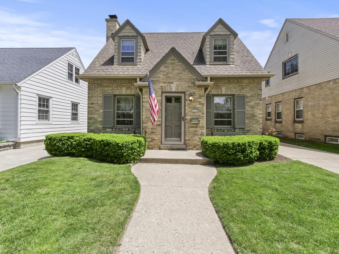 2524 N 70th St., Wauwatosa, WI 53213