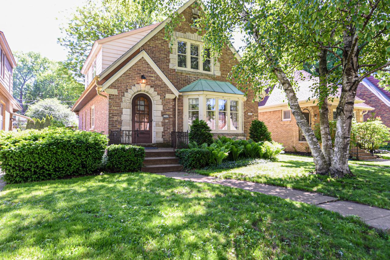 2640 N 68th St, Wauwatosa, WI 53213