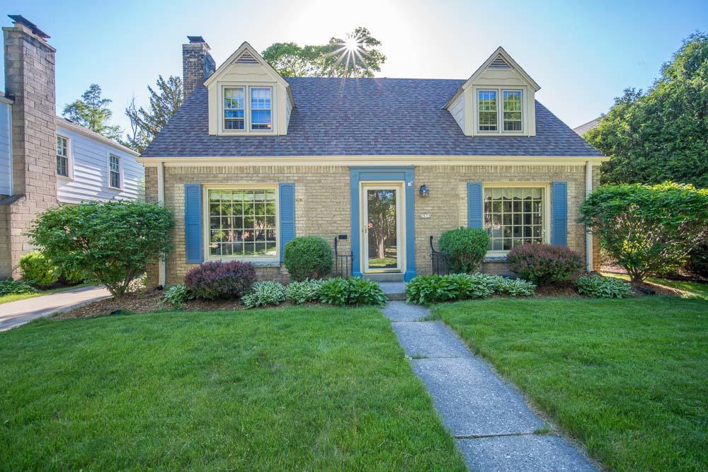 2571 N 84th St., Wauwatosa, WI 53226