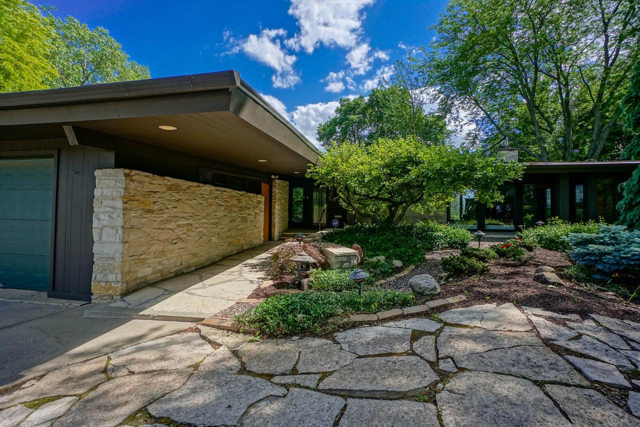 615 E Newhall Ave., Waukesha, WI 53186