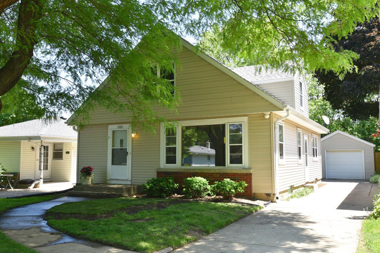 2526 N 115th St., Wauwatosa, WI 53226