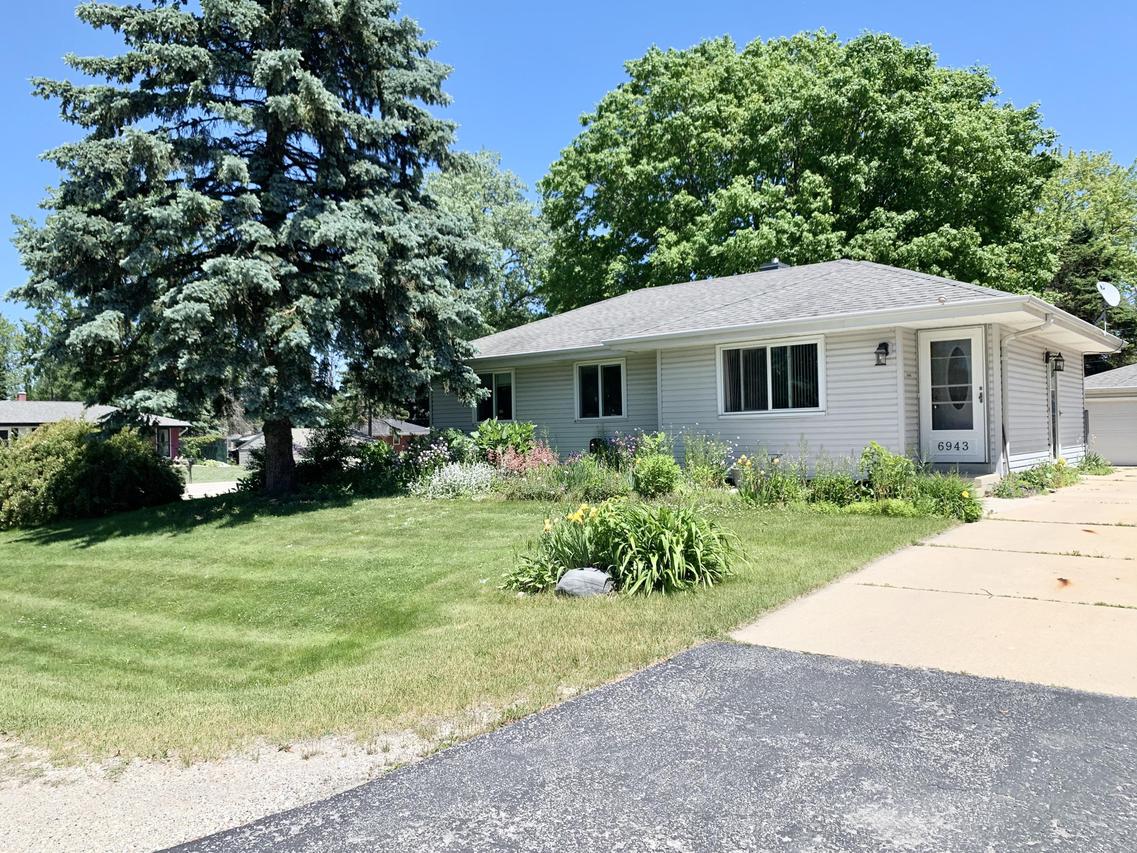 6943 Surrey Ln., Caledonia, WI 53402