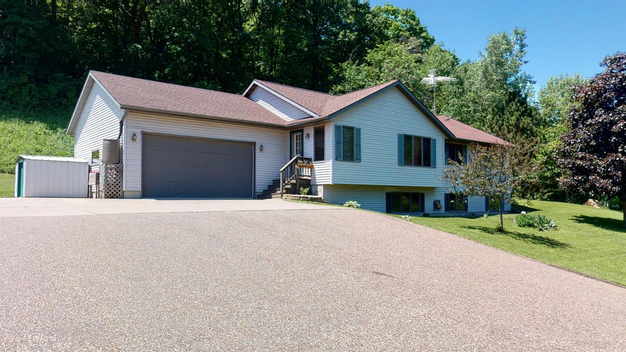 S3529 Grawe Ln., Fountain City, WI 54629