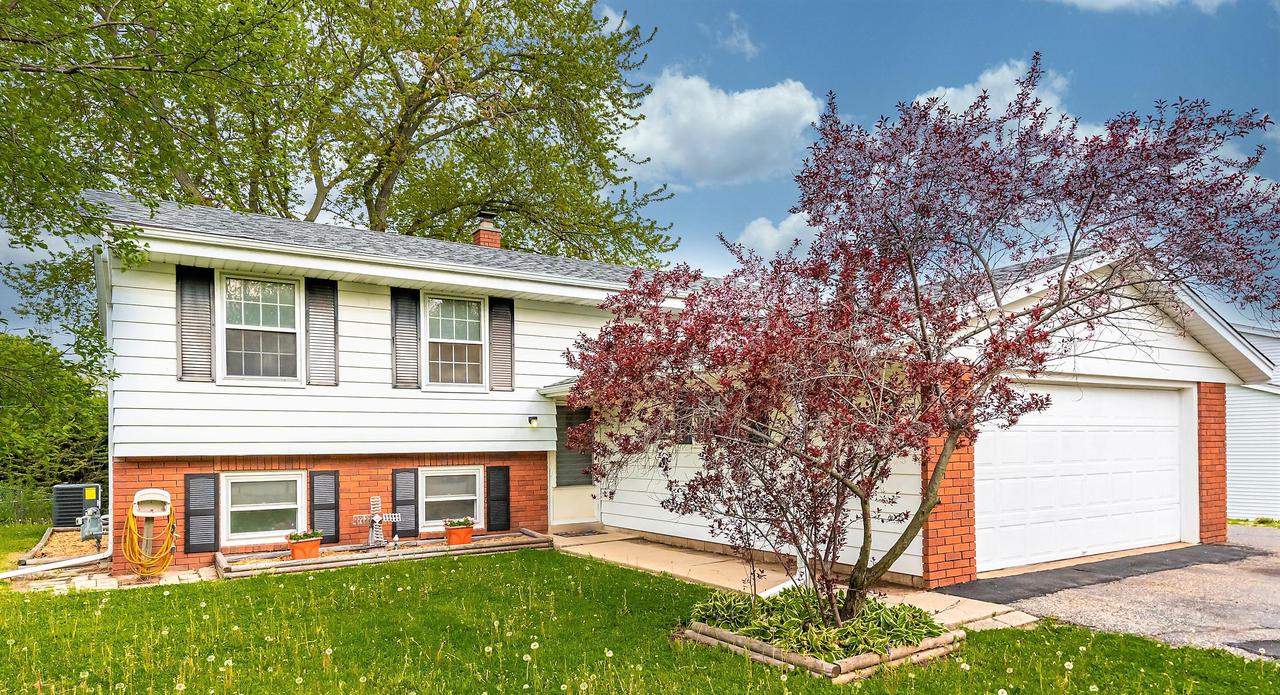 1220 Chippewa Dr, Waukesha, WI 53186