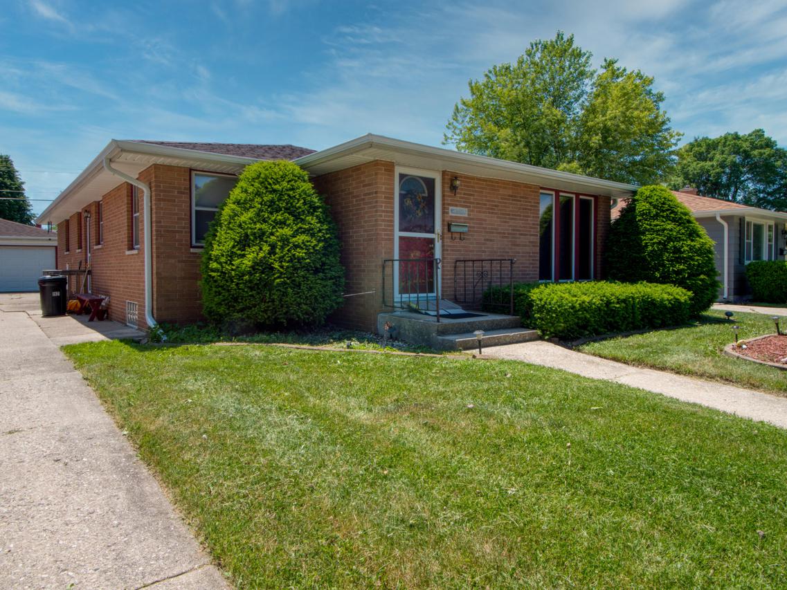 1921 87th Pl., Kenosha, WI 53143