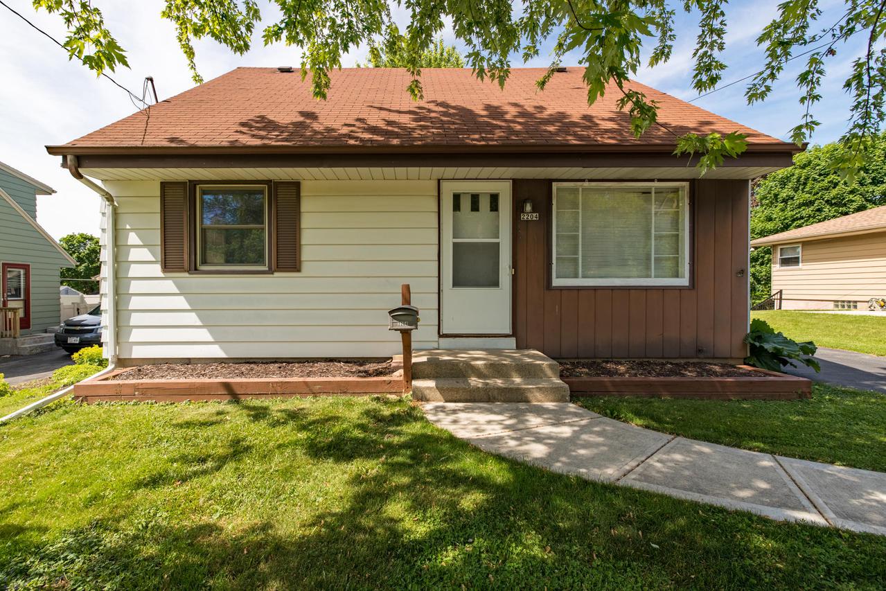 2204 Easy St., Waukesha, WI 53188