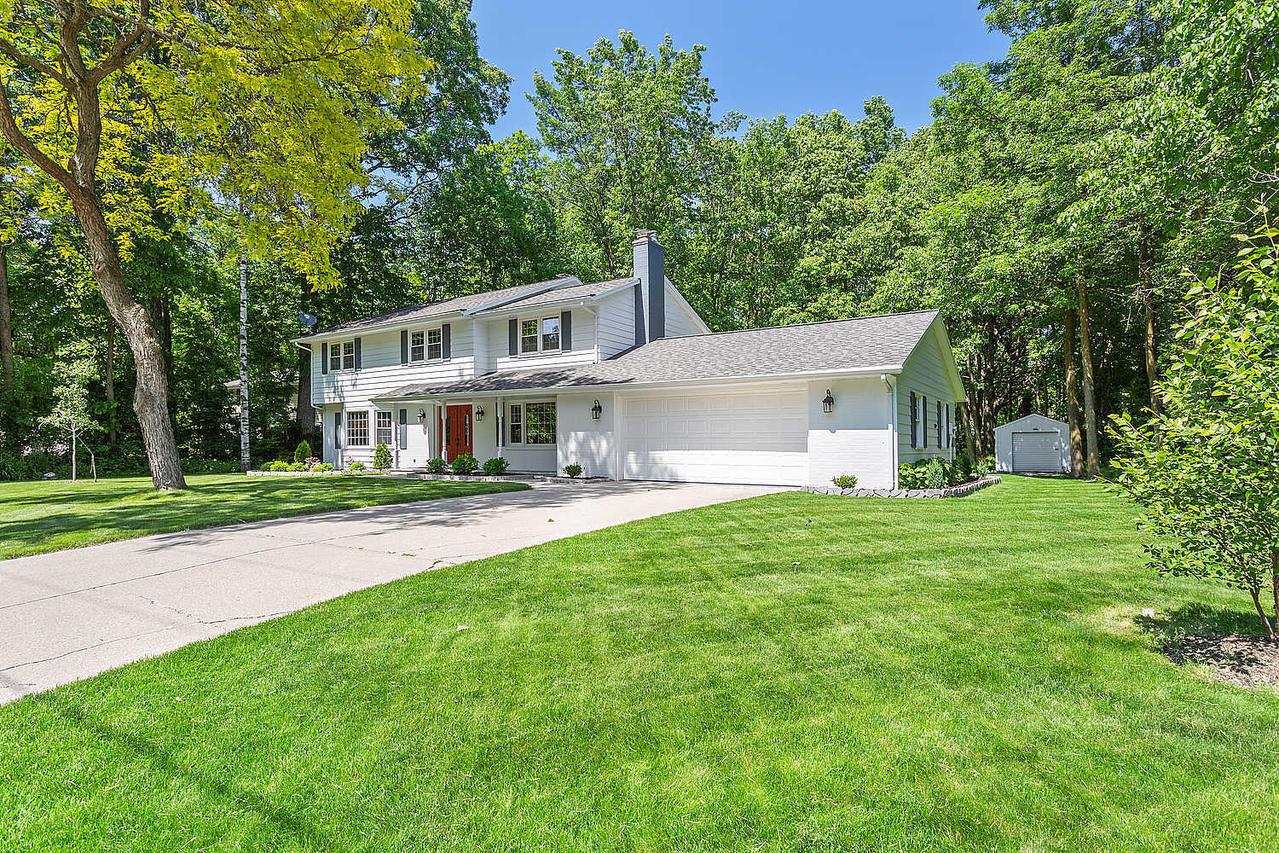 3520 Wildwood Dr, Manitowoc, WI 54220